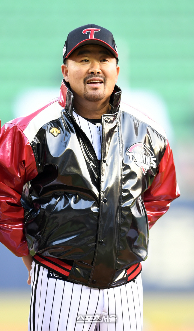 ‘없으면 안 된다’ LG 김용일 코치, 든든한 몸 관리 지킴이…올해의 코치상 [올해의 ...